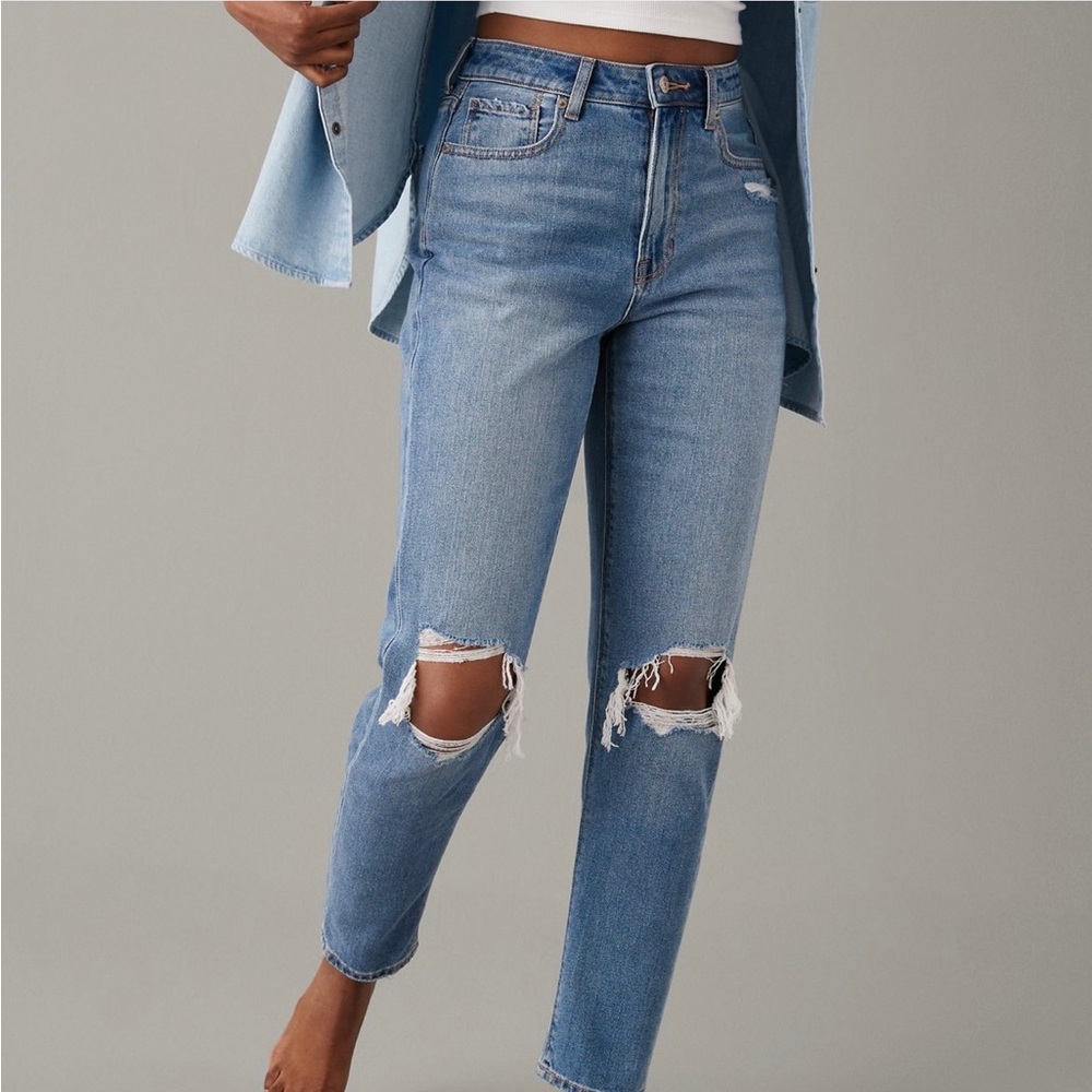 EUC American Eagle Ripped Mom Jeans Size 2 X-Short